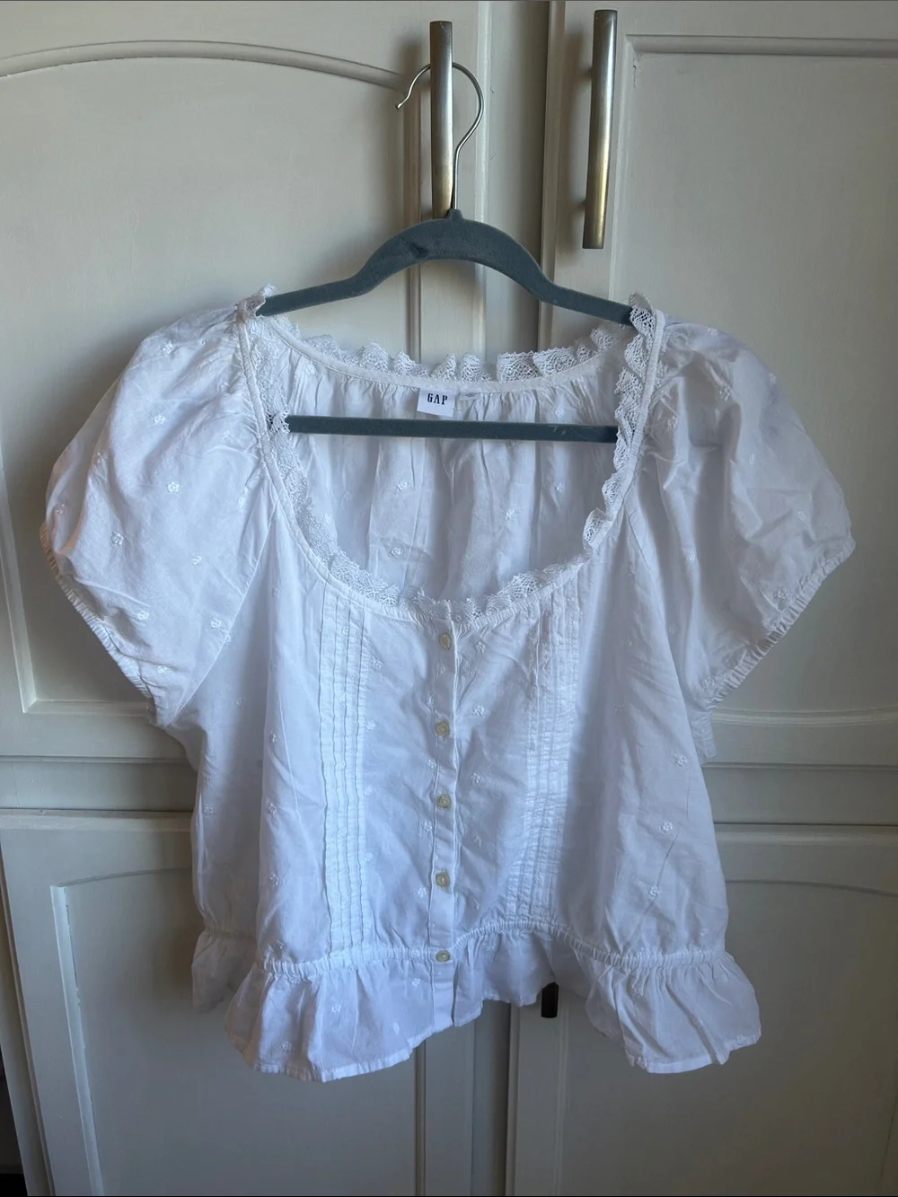 GAP White Eyelet Ruffle Peasant Top - Picture 1 of 3